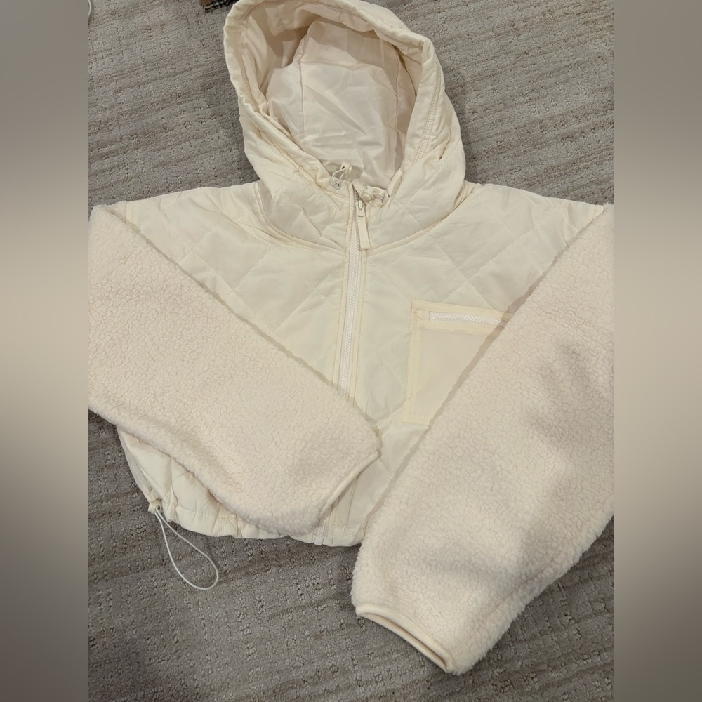 Boutique cropped hooded jacket!